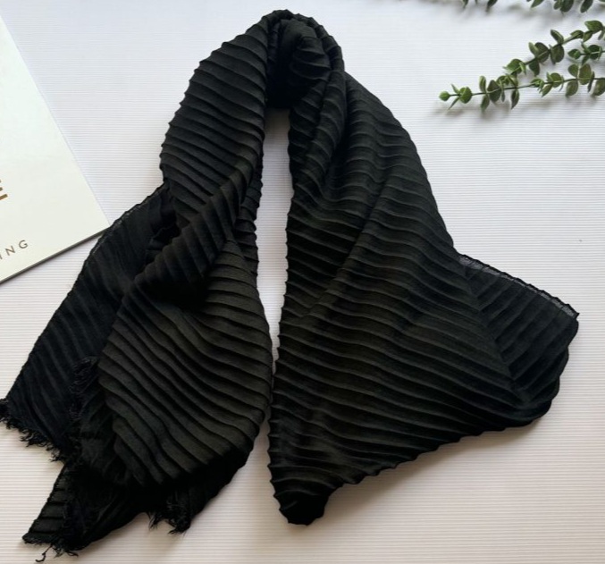 شال پلیسه ساده نخی مشکی